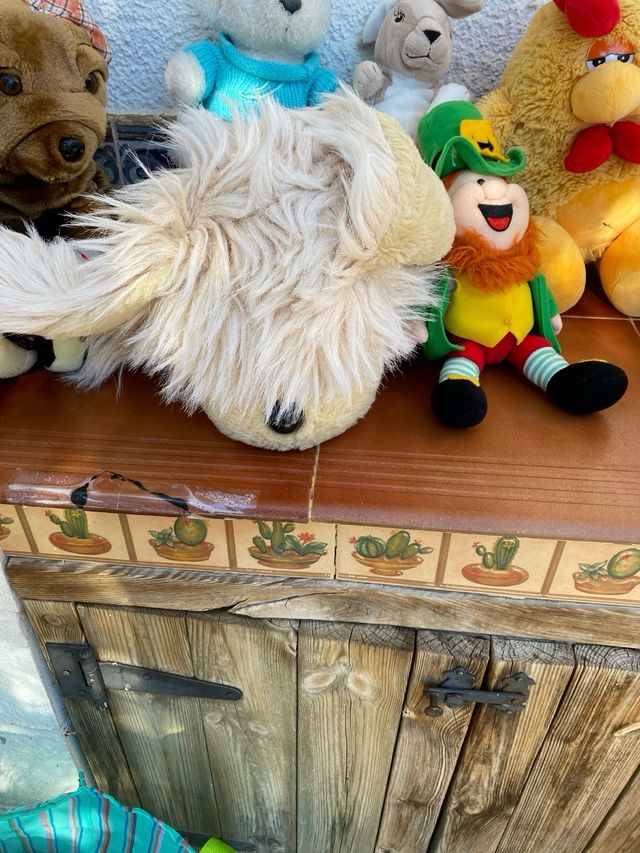 UN SACCO DI ANIMALI DI PELUCHE