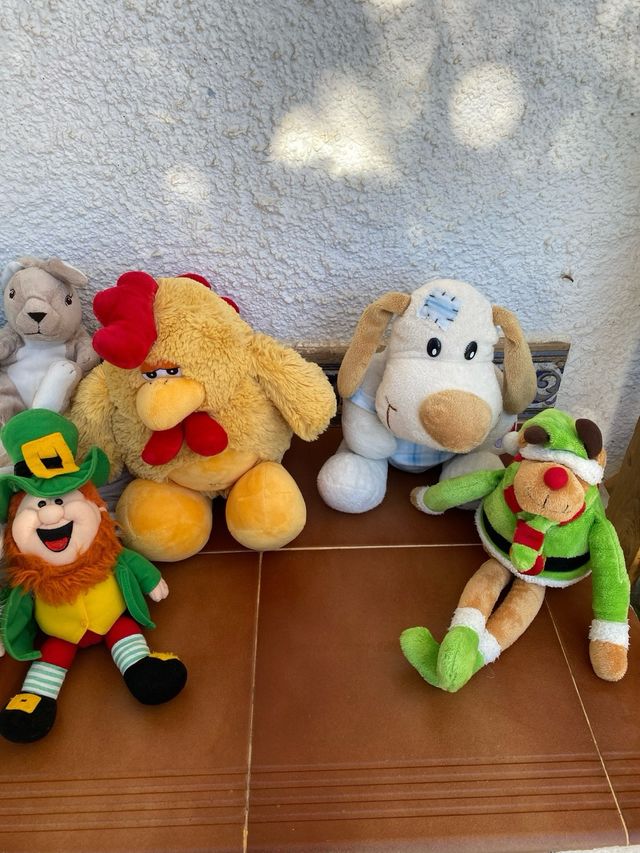 UN SACCO DI ANIMALI DI PELUCHE