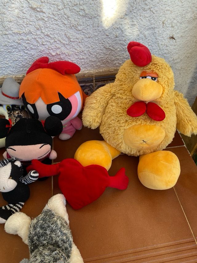 UN SACCO DI ANIMALI DI PELUCHE