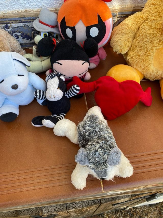 UN SACCO DI ANIMALI DI PELUCHE