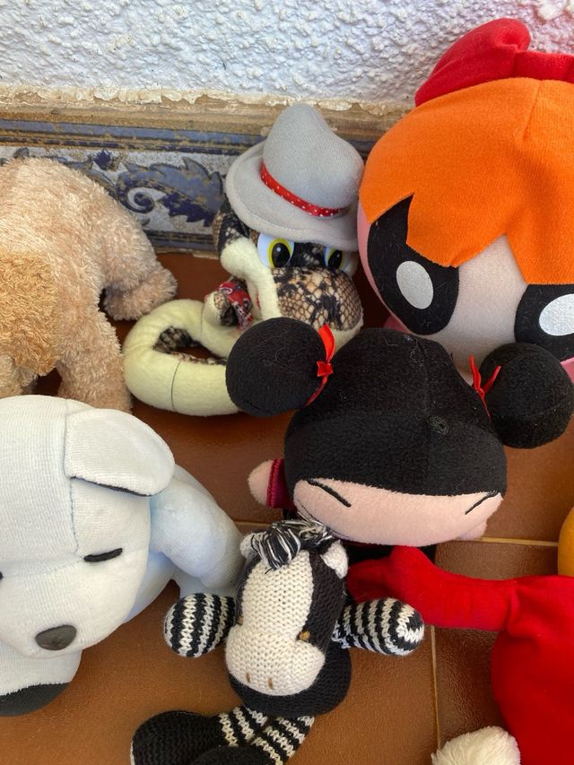 UN SACCO DI ANIMALI DI PELUCHE