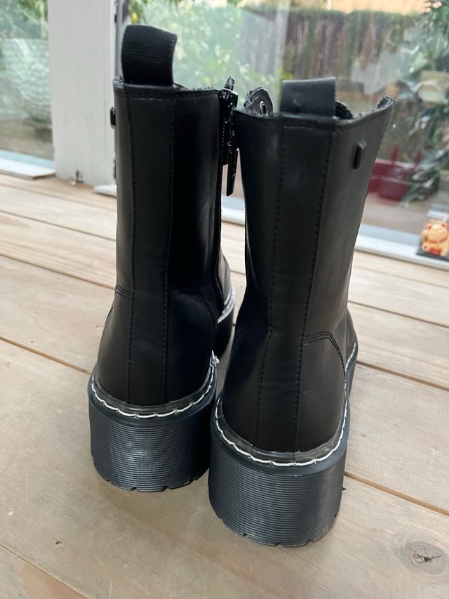 Estupendas Botas de piel Mustang