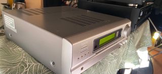 Amplificador DENON con gran sonido y dureza.