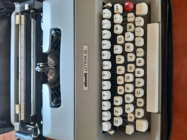 Macchina scrivere Olivetti 35