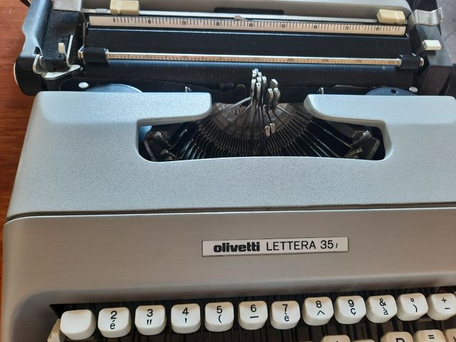 Macchina scrivere Olivetti 35