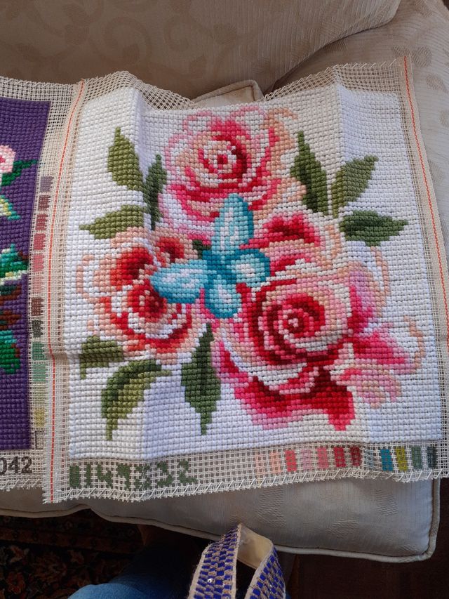 Conjunto de labor de punto de cruz.