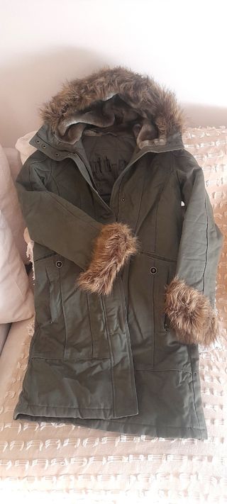 Abrigo de chica, verde con capucha. Como nuevo.