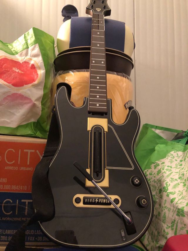 ps4 gioco + chitarra Guitar hero☠️😈