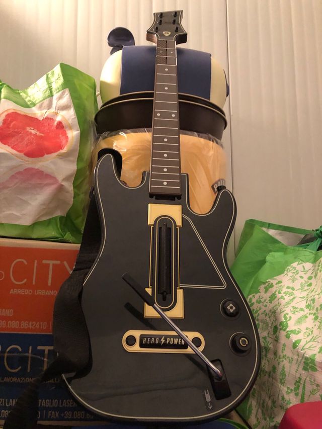 ps4 gioco + chitarra Guitar hero☠️😈