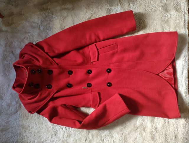 abrigo rojo lana bolsillos capucha