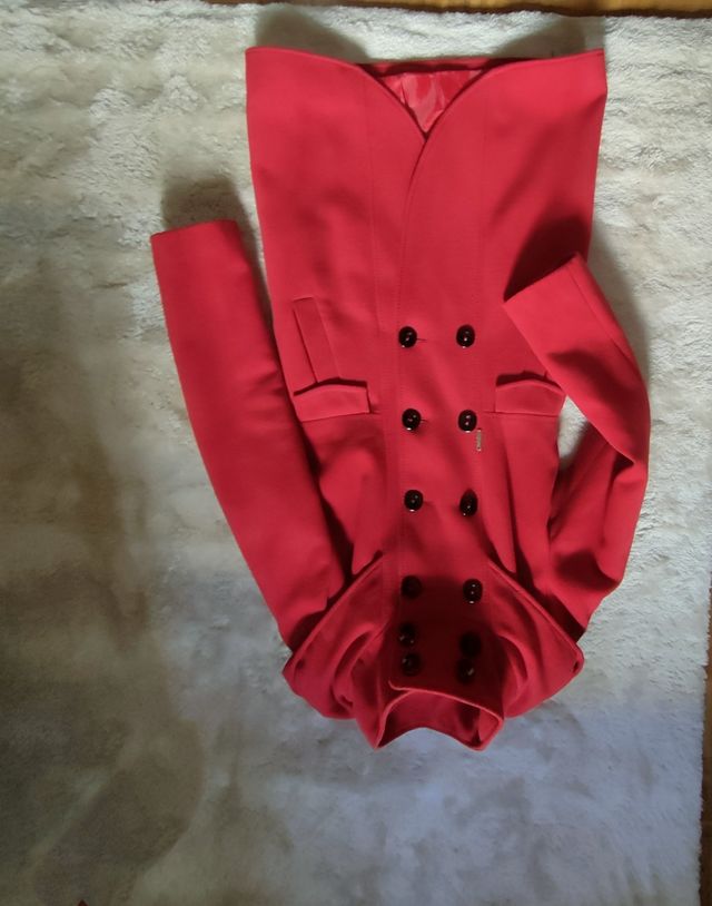 abrigo rojo lana bolsillos capucha