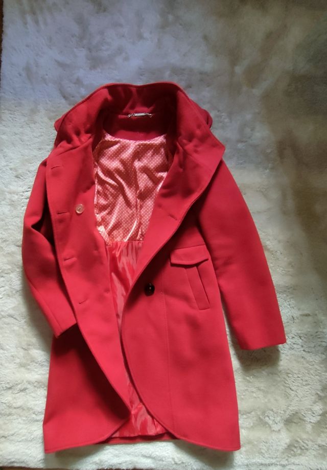 abrigo rojo lana bolsillos capucha