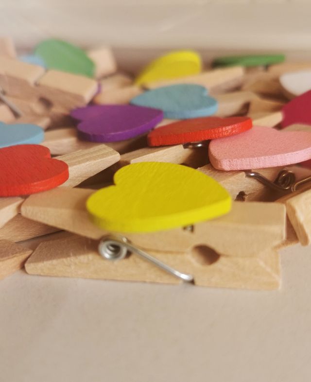 Lote 95 pinzas ropa con corazones DIY