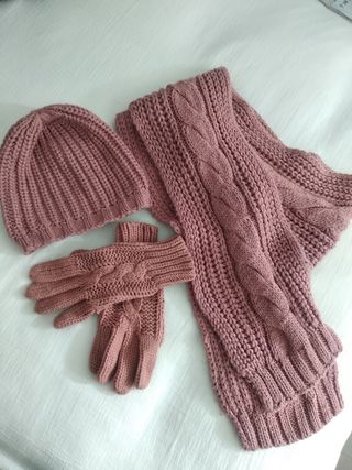 conjunto de bufanda, guantes y gorro.