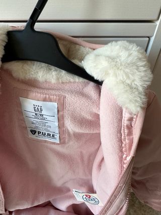 Buzo bebe rosa GAP sin estrenar