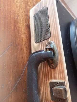 Tocadiscos en madera natural