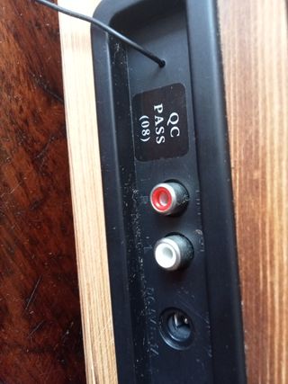 Tocadiscos en madera natural