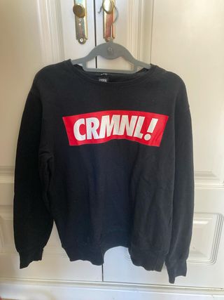 Sudadera negra con detalle rojo y blanco