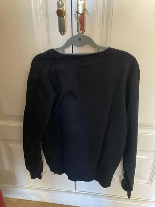 Sudadera negra con detalle rojo y blanco