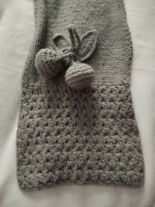 Bufanda gris con detalle de cerezas 🍒