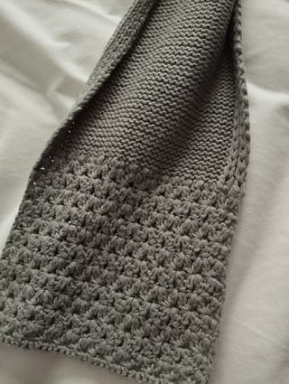 Bufanda gris con detalle de cerezas 🍒