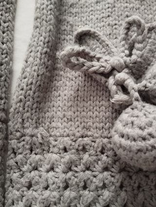 Bufanda gris con detalle de cerezas 🍒