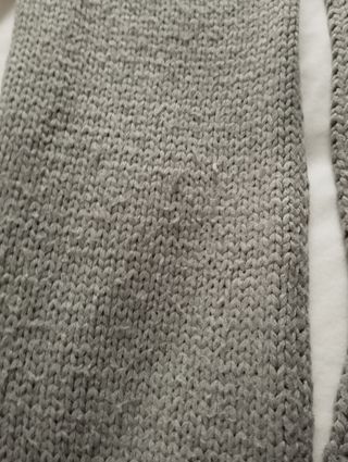 Bufanda gris con detalle de cerezas 🍒