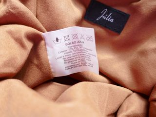 BOLSITO EN TONO MARRÓN CON ASA METÁLICA DORADA