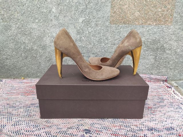 Scarpe Décolleté con tacco. Vero cuoio. Made Italy