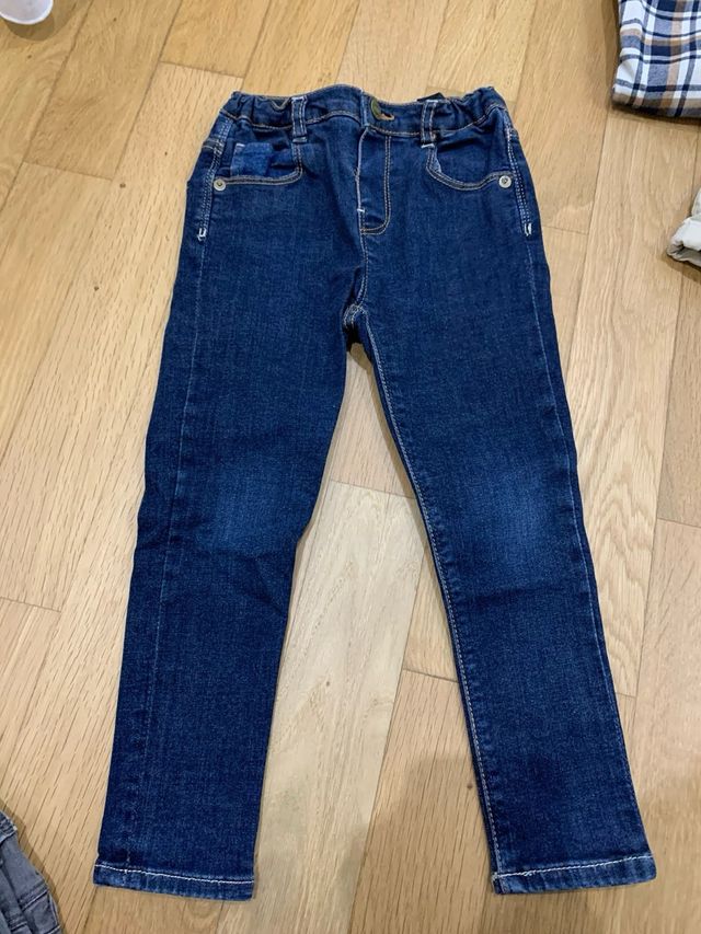 giacca a vento, camicia e jeans