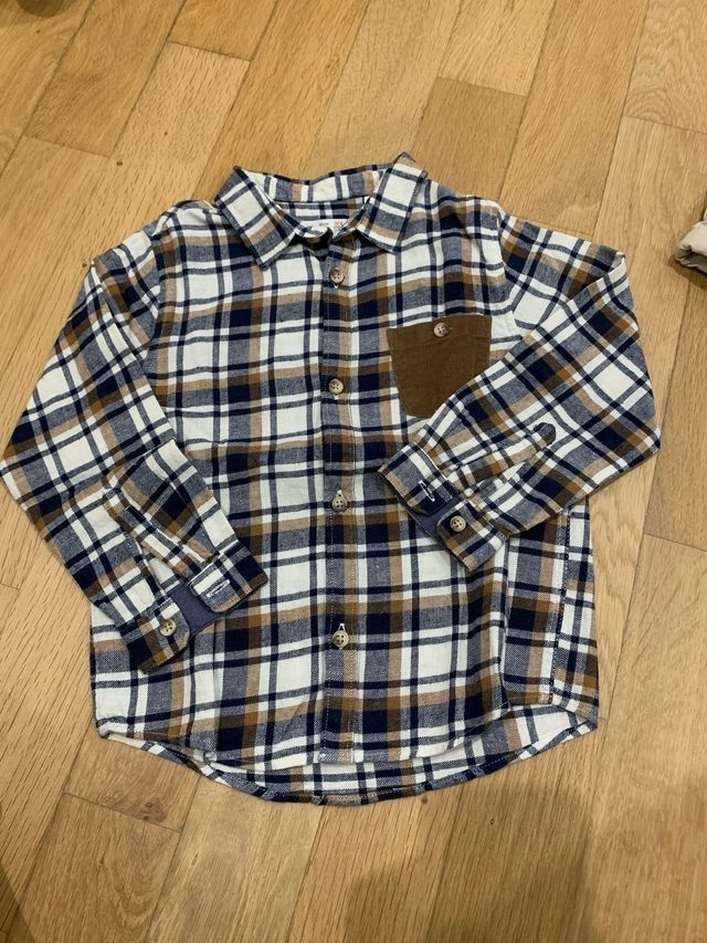 giacca a vento, camicia e jeans