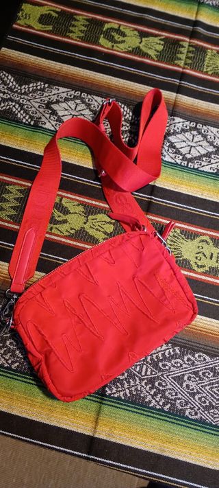 Bolso bandolera rojo desigual 