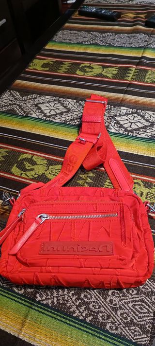Bolso bandolera rojo desigual 