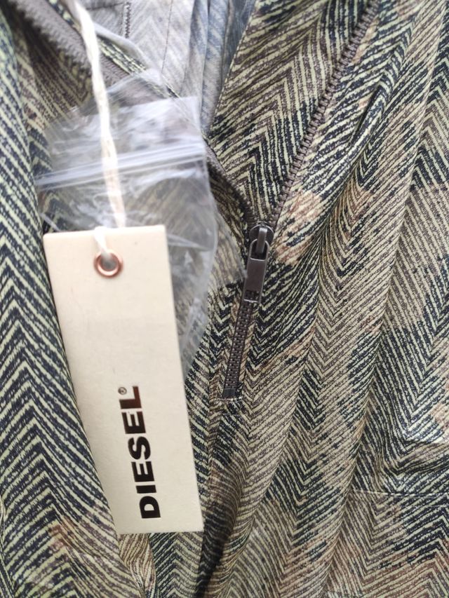 Pantaloni Diesel. Fantasia pitonati da donna.