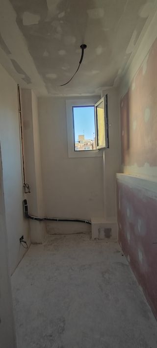 Manitas (Alicatador, pintor, montador)