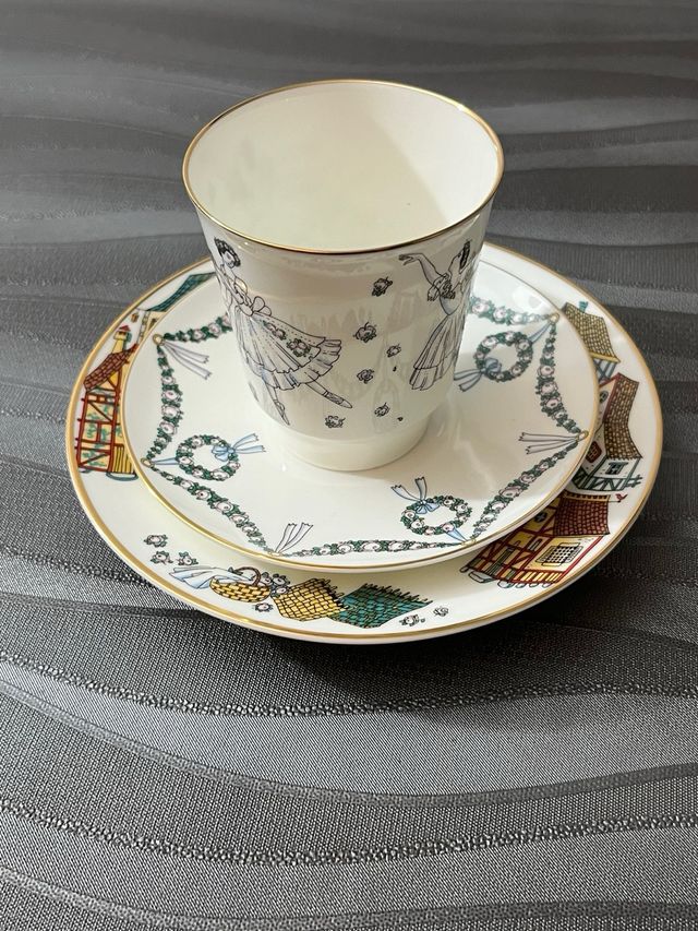 Juego taza y dos platillos porcelana fina
