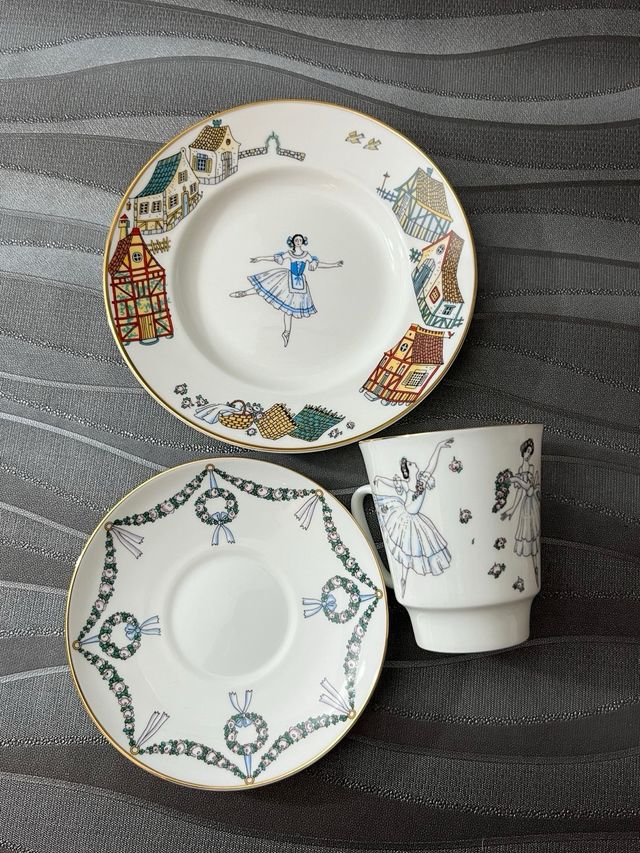 Juego taza y dos platillos porcelana fina
