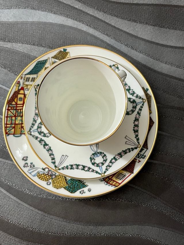 Juego taza y dos platillos porcelana fina