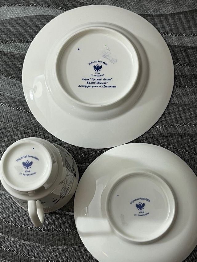 Juego taza y dos platillos porcelana fina