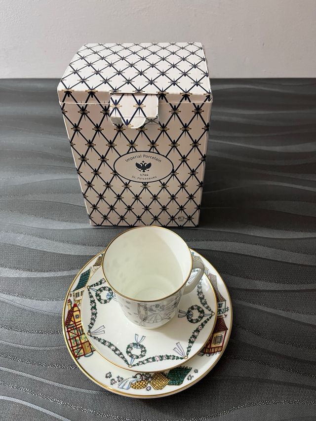 Juego taza y dos platillos porcelana fina