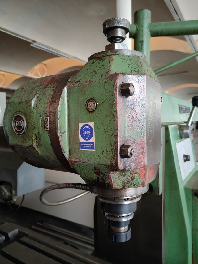 Fresadora universal con avances automáticos