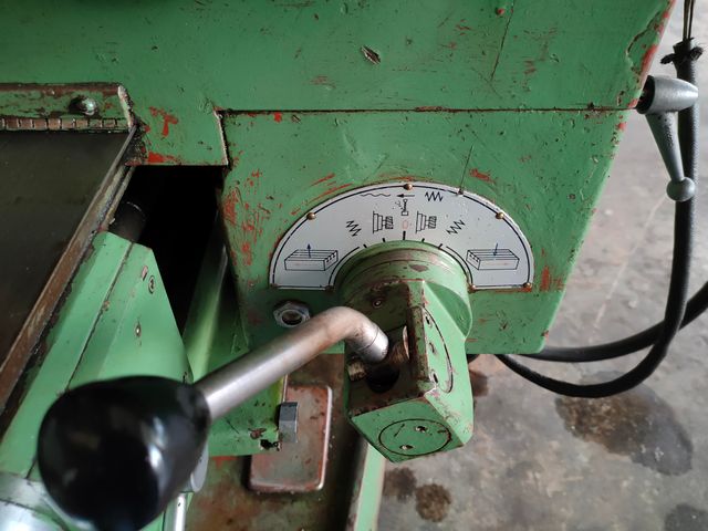 Fresadora universal con avances automáticos