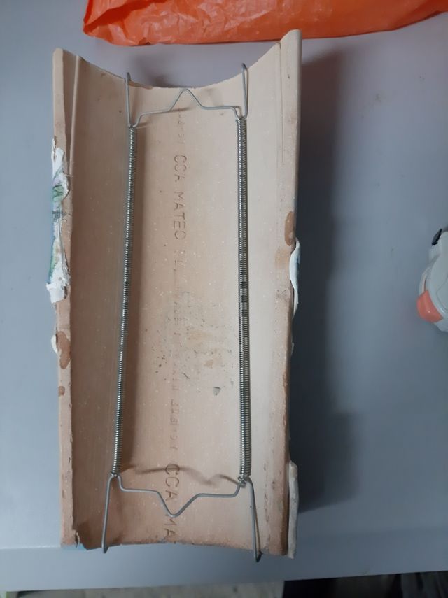 Teja decorativa con relieve