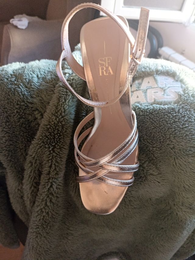 Sandalias doradas Corte ingles