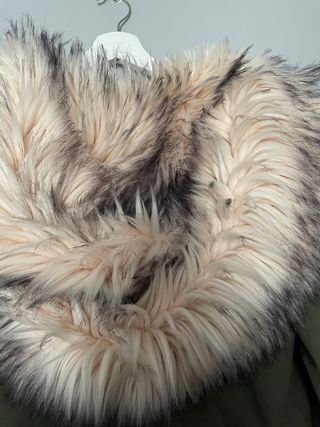 Chaqueton parka mujer. Verde con capucha de pelo