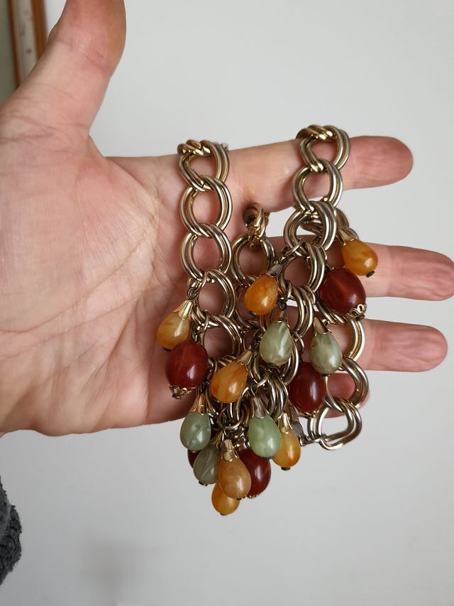 Antiguo collar con piedras naturales