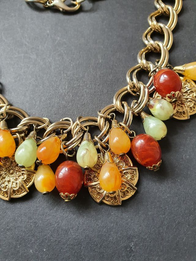 Antiguo collar con piedras naturales