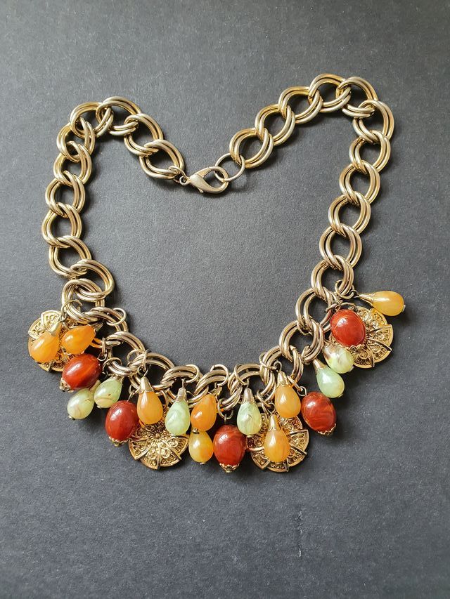 Antiguo collar con piedras naturales