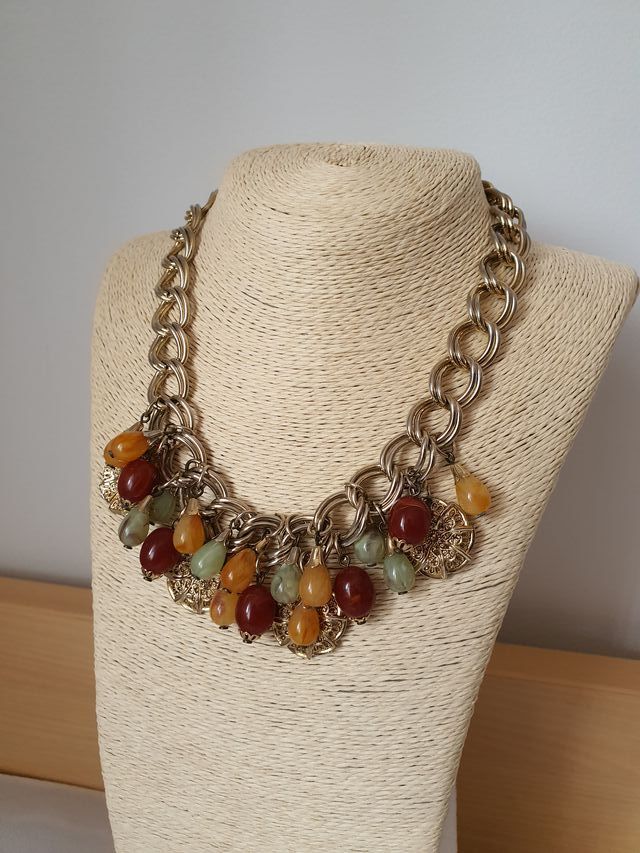 Antiguo collar con piedras naturales