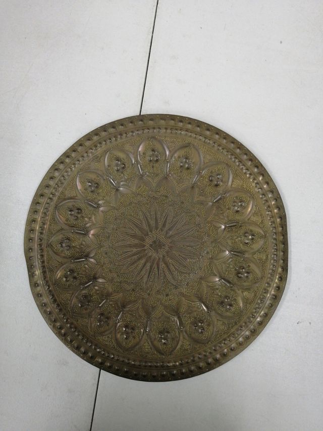 Plato metal repujado con relieve3o cm